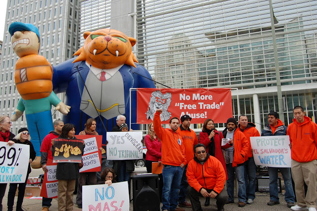 Mensaje de la Mesa frente a la Minería leído frente al Banco Mundial durante protesta contra demanda al Estado salvadoreño