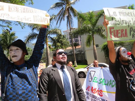 Protesta frente al Banco Mundial en El Salvador